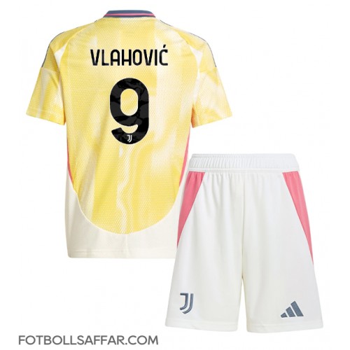 Juventus Dusan Vlahovic #9 Bortadräkt Barn 2024-25 Kortärmad (+ Korta byxor)